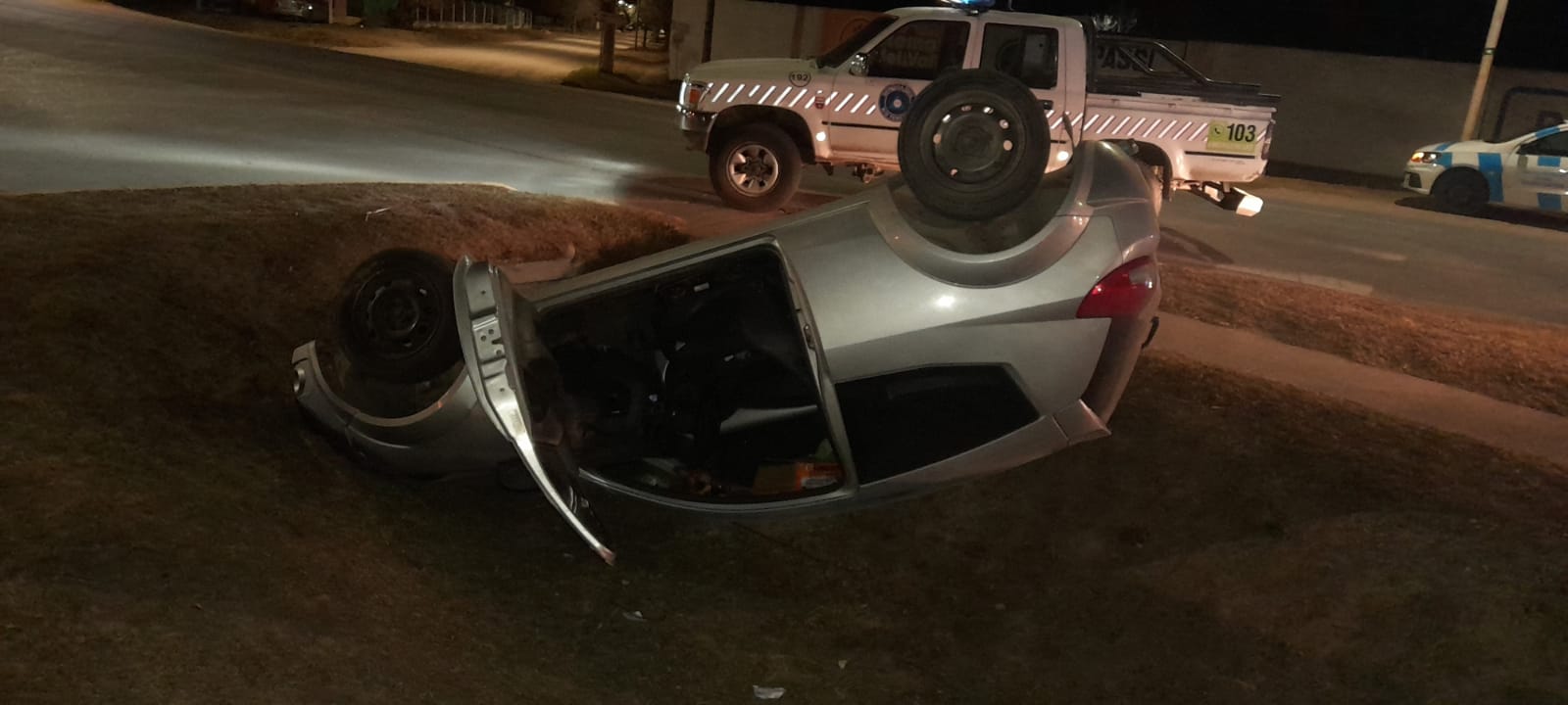 VUELCO DE VEH&Iacute;CULO SOBRE AVENIDA ILLIA