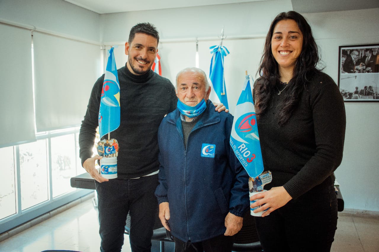 OMAR PISANI ENTREGA BANDERAS DE LA CAPITAL NACIONAL DEL DEPORTE A LAS INSTITUCIONES