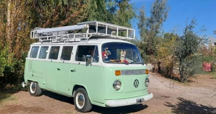 RECORREN LA ARGENTINA, VINIERON DE VISITA Y LES VACIARON LA COMBI