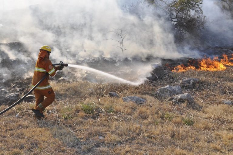 CERRO URITORCO: PERSISTEN LOS TRABAJOS CONTRA LAS LLAMAS