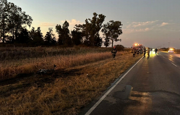 Parte policial: A joven que circulaba entre Villa Ascasubi y Tancacha se le revent&oacute; la cubierta de la moto, esto provoc&oacute; que el rodado se prendiera fuego.