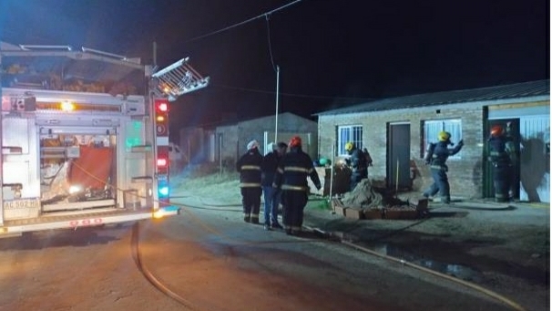 Accionar de bomberos: rescates, incendio de veh&iacute;culo e incendio de vivienda