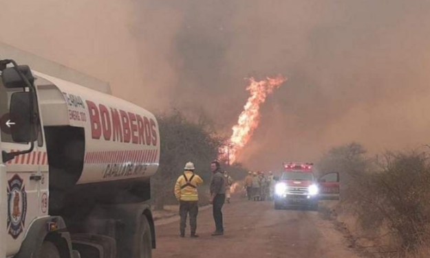 Incendios: bomberos y aviones siguen combatiendo dos focos