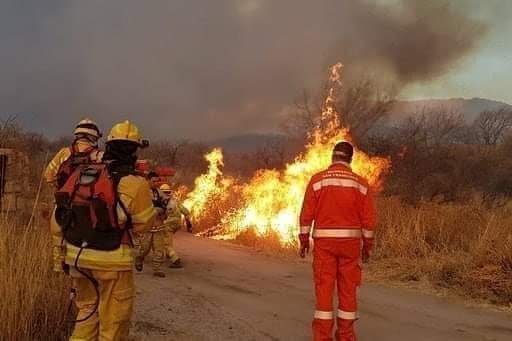 Bomberos contin&uacute;an trabajando en todos los incendios.
