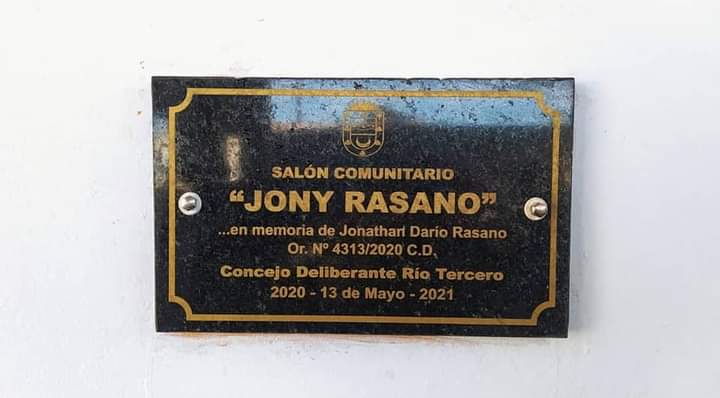 DESCUBREN PLACA EN NOMBRE DE JONY RASANO EN EL SAL&Oacute;N DE BARRIO CASTAGNINO 