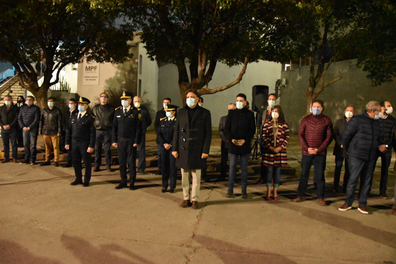 EL MINISTRO DE SEGURIDAD ALFONSO MOSQUERA HIZO ENTREGA DE 2 M&Oacute;VILES POLICIALES 