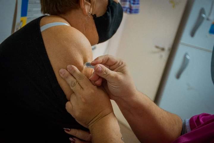 SIGUEN BAJOS LOS PORCENTAJES DE TERCERAS Y CUARTAS DOSIS EN LA CIUDAD