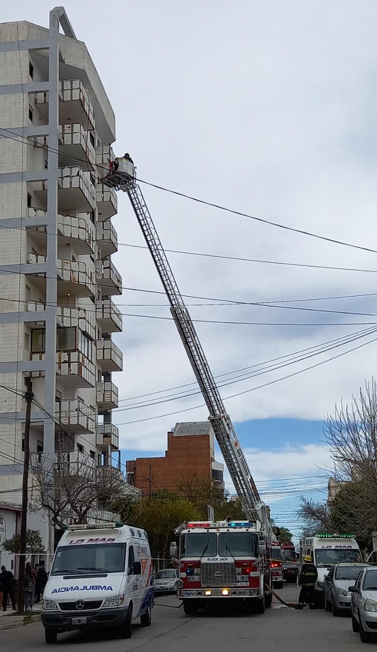 R&Aacute;PIDO ACCIONAR DE BOMBEROS PARA EXTINGUIR INCENDIO EN EDIFICIO C&Eacute;NTRICO 