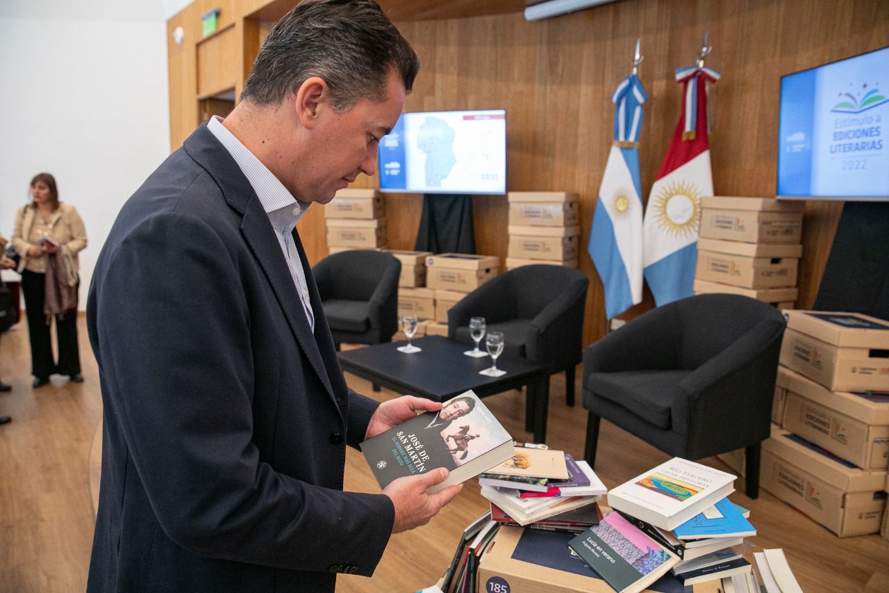 Manuel Calvo: Con el programa Ediciones Literarias entregamos m&aacute;s de 8 mil libros a instituciones de bien p&uacute;blico