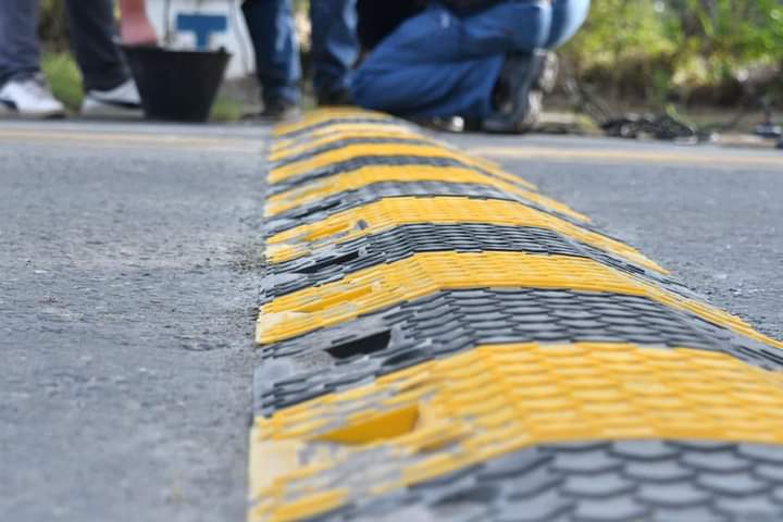 LOS REDUCTORES FRENTE A LA ESCUELA R&Oacute;TULO AUN NO SE CONSTRUYEN