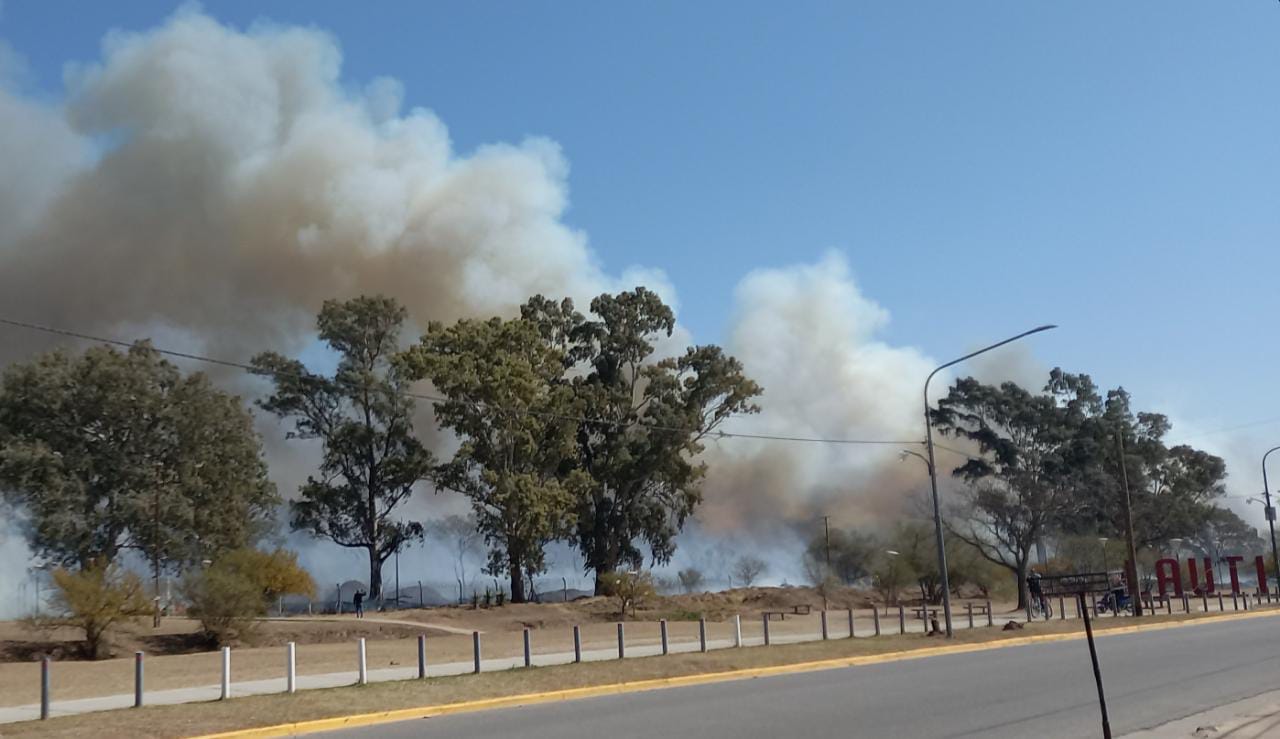DESDE EL MUNICIPIO INFORMA QUE EL INCENDIO EN EL PREDIO FABRIL ESTA CONTENIDO 