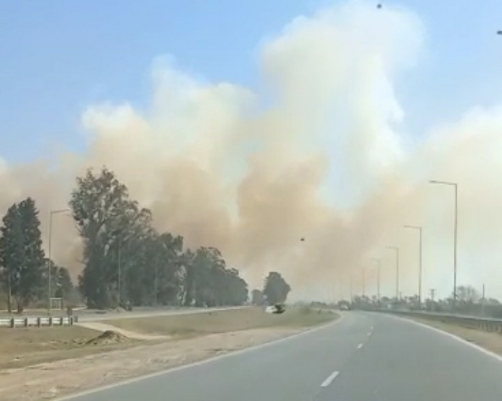 BOMBEROS DE R&Iacute;O TERCERO, ALMAFUERTE, EMBALSE, LOS C&Oacute;NDORES Y UN AVI&Oacute;N HIDRANTE TRABAJAN EN EL INCENDIO DE PASTIZALES ENTRE R&Iacute;O TERCERO-ALMAFUERTE