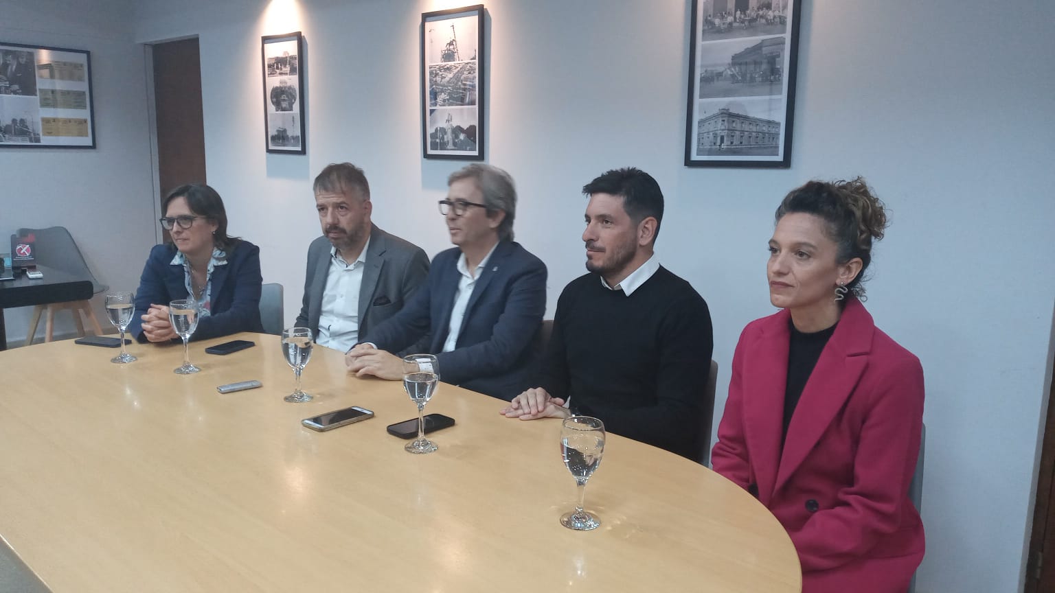 EL INTENDENTE JUNTO AL RECTOR DE LA UNC ENTREGARON ANOCHE 268 CERTIFICADOS DE LA UNIVERSIDAD POPULAR