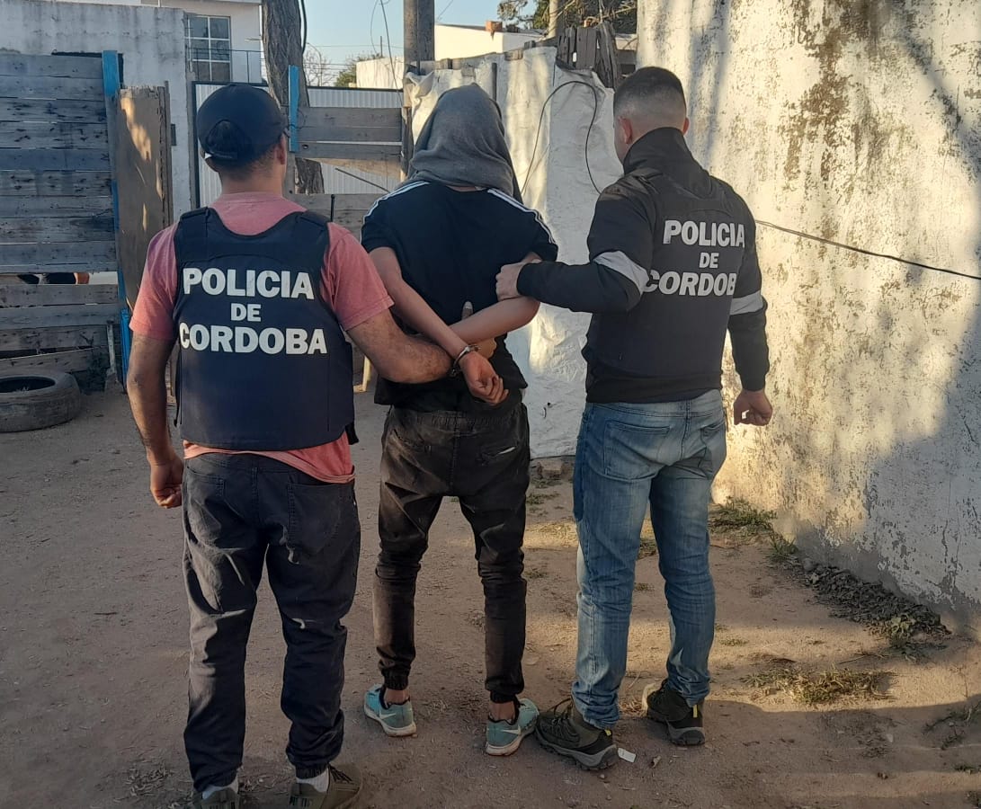 DETIENEN UN MENOR DE EDAD RELACIONADO AL ROBO CON ARMA DE FUEGO