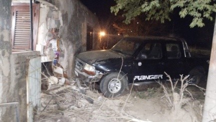 PARTE POLICIAL: VEH&Iacute;CULO IMPACTO CONTRA UNA VIVIENDA, EL CONDUCTOR SE DIO A LA FUGA