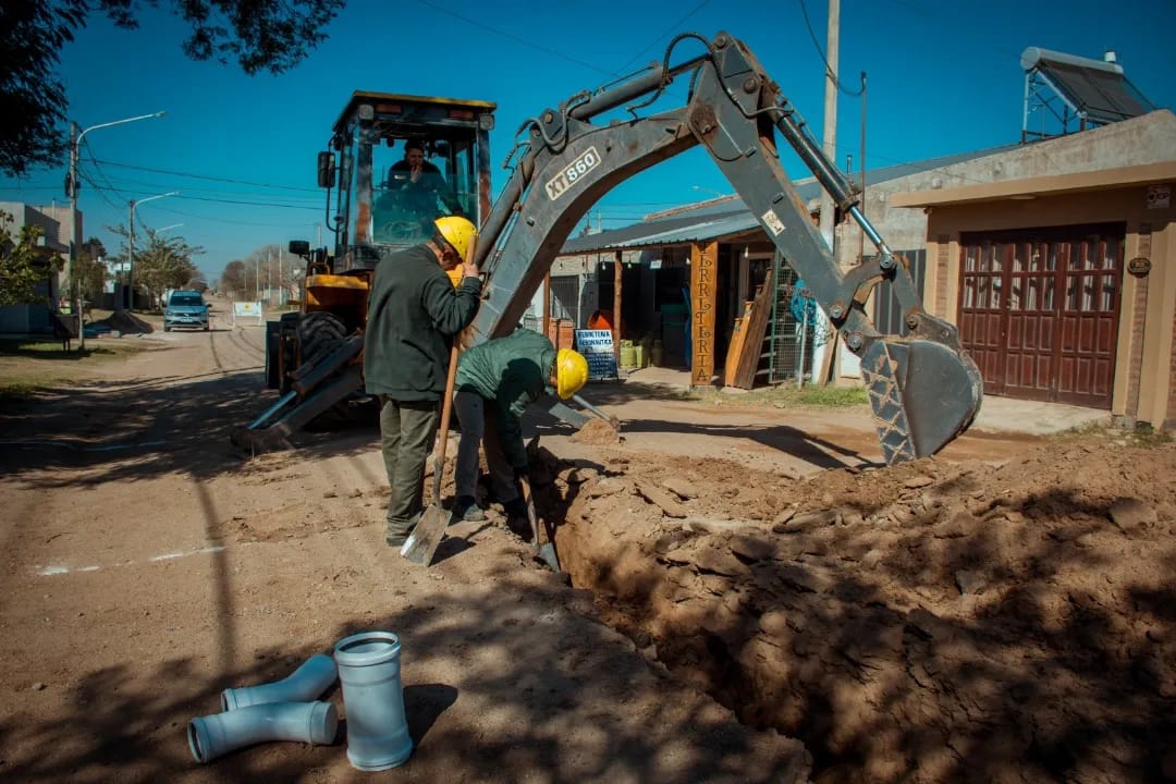 EL MUNICIPIO AVANZA CON LA IMPORTANTE OBRA DE CLOACAS EN BARRIO AERON&Aacute;UTICO