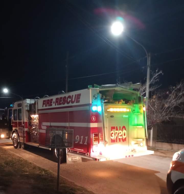 En la madrugada Bomberos cortaron una reja para rescatar a una persona descompensada