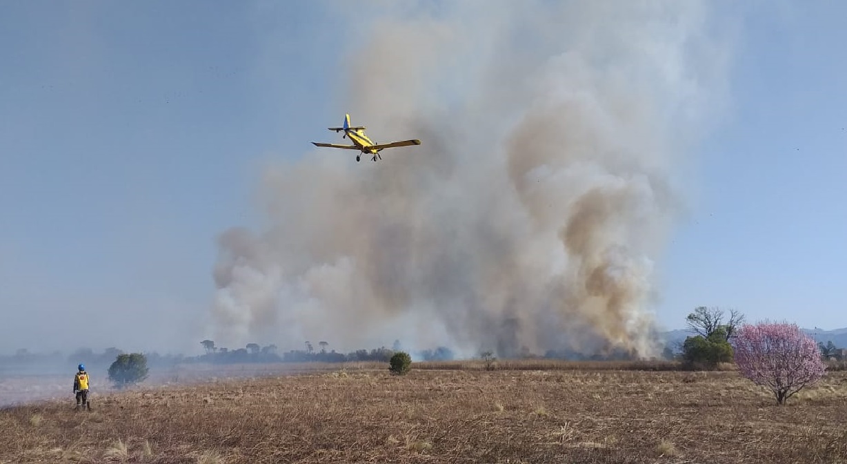 Bomberos combaten incendios en Huerta Grande y Altos Fierros