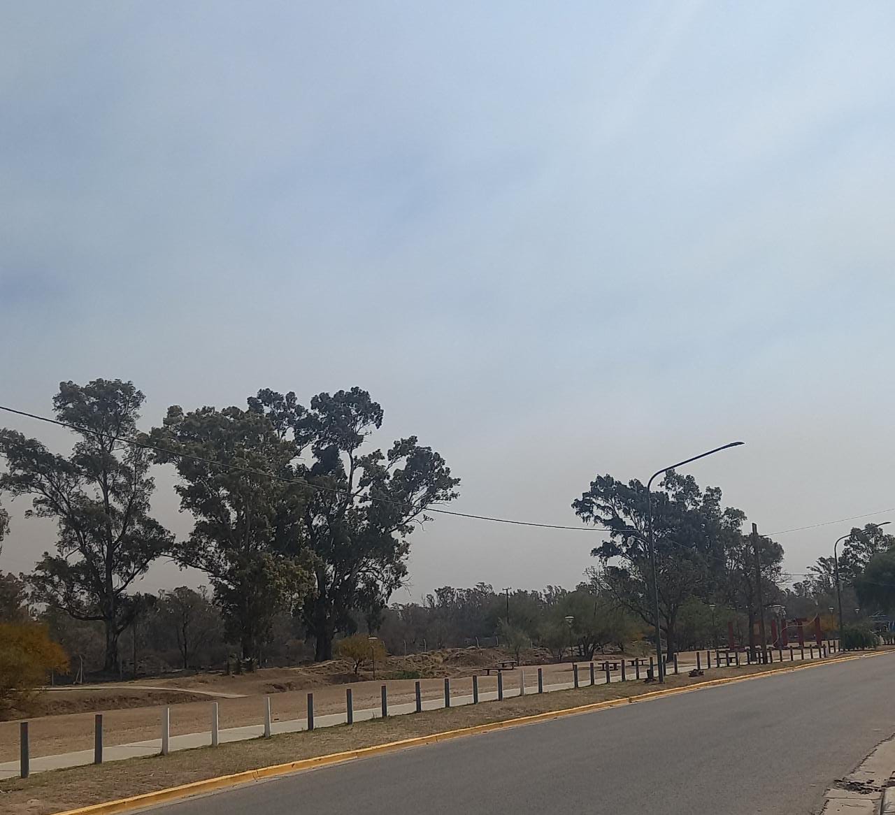 HUMO Y CENIZAS LLEGAN A R&Iacute;O TERCERO POR UN INCENDIO ENTRE DESPE&Ntilde;ADEROS Y ALTOS FIERRO