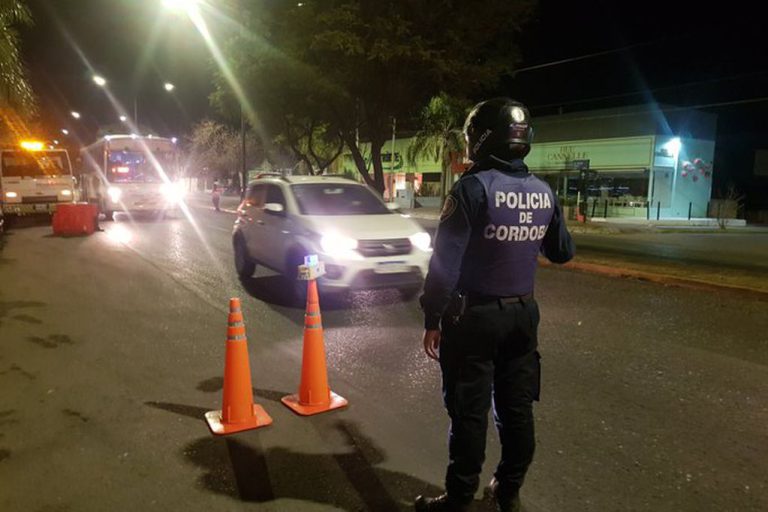 INTENTARON ROBAR EN ELENA; TOMARON DE REHENES A POLIC&Iacute;AS; SE FUGARON EN UN AUTO ROBADO Y FUERON DETENIDOS EN TANCACHA (HAY UN SUPUESTO DELINCUENTE GRAVEMENTE HERIDO Y OTRO DETENIDO)