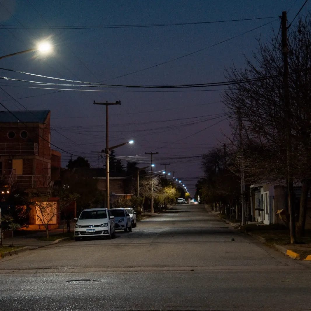 EL MUNICIPIO AVANZA EN LA RENOVACI&Oacute;N DE LUMINARIAS LED EN BARRIO LAS VIOLETAS Y EN TODA LA CIUDAD