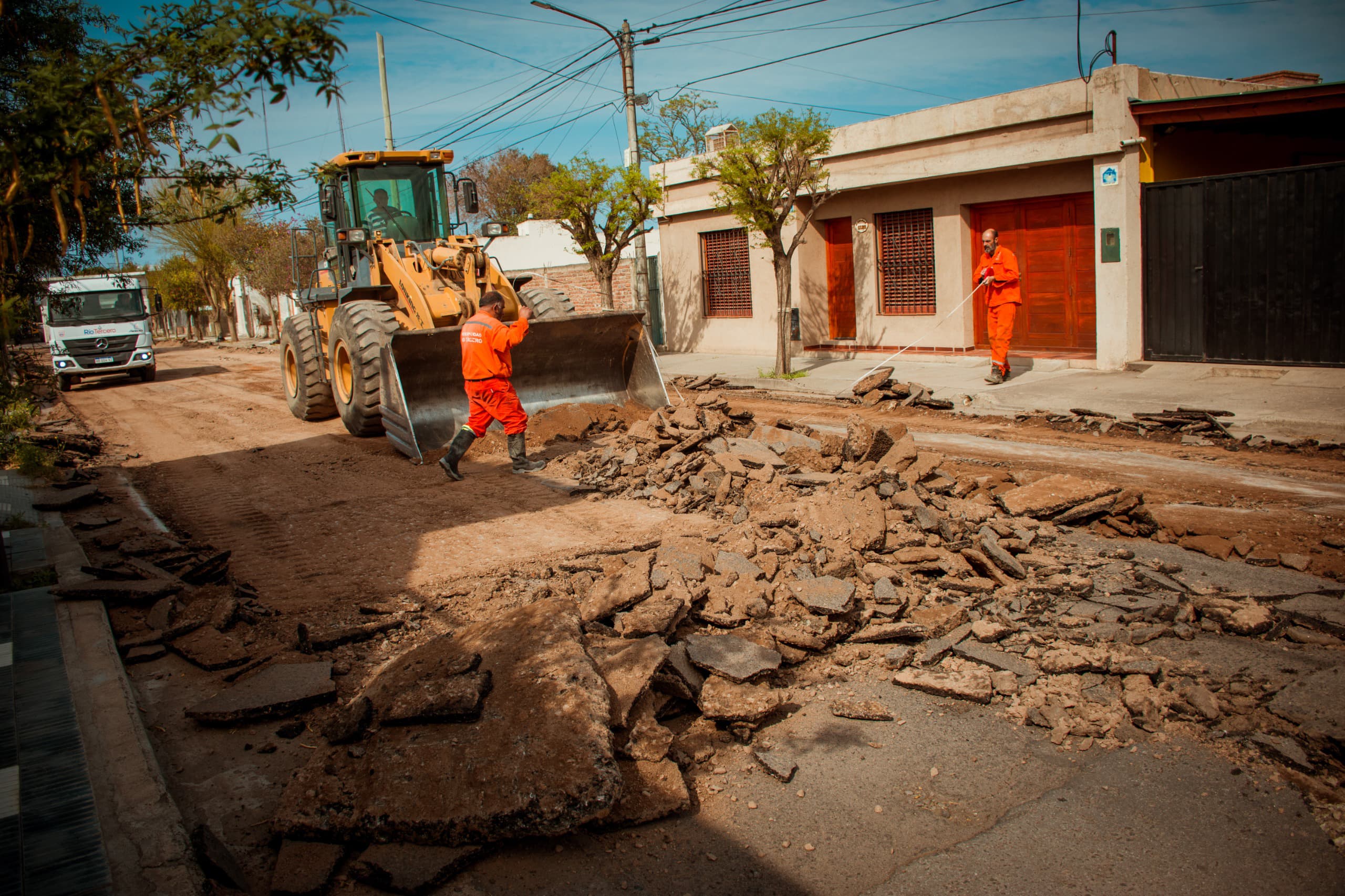 El municipio comenz&oacute; con la repavimentacion de la calle Belisario Roldan