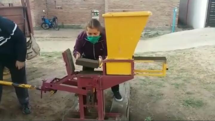 Cesar Tapia (Direcci&oacute;n de Prevenci&oacute;n y Asistencia en Adicciones) Elaboraci&oacute;n de ladrillos ecol&oacute;gicos 