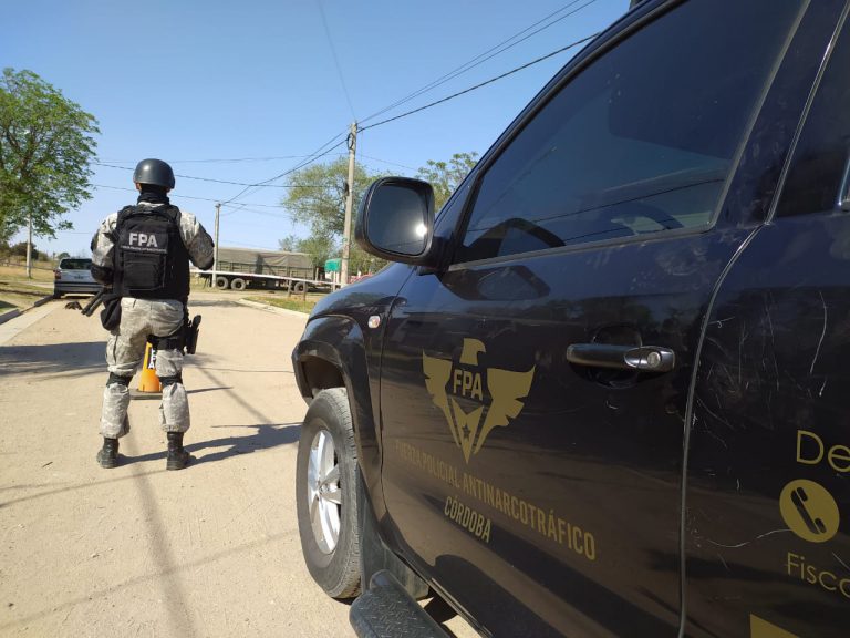 ALLANAMIENTOS EN R&Iacute;O TERCERO, TRAS UNA DETENCI&Oacute;N Y SECUESTRO DE UNA ENCOMIENDA CON COCA&Iacute;NA POR POLIC&Iacute;A DE LA PROVINCIA