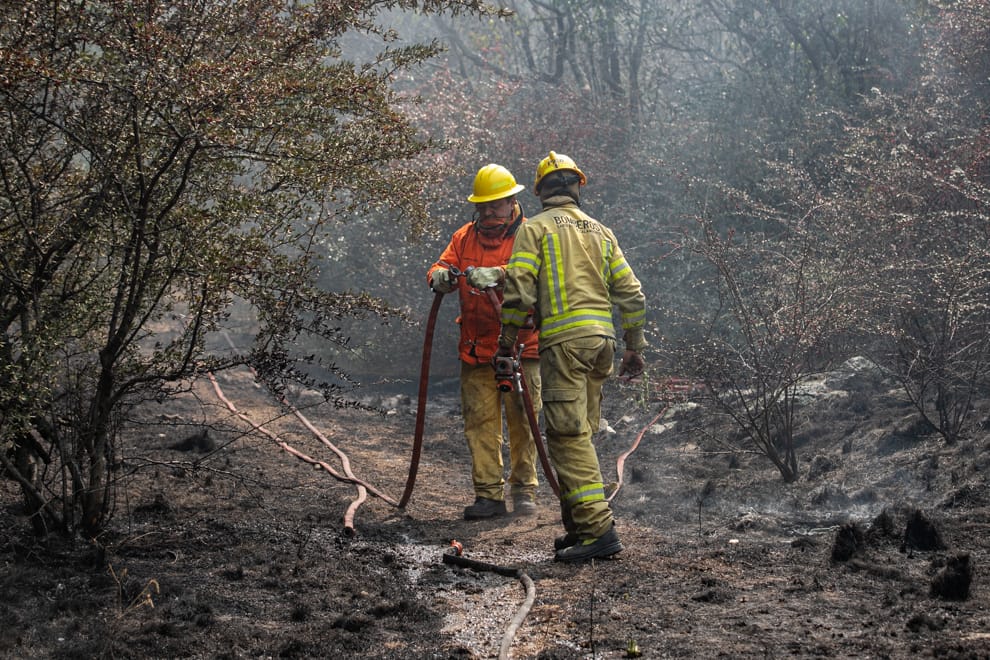 BOMBEROS PERMANECEN EN GUARDIA DE CENIZAS EN CAPILLA DEL MONTE Y LOS COCOS