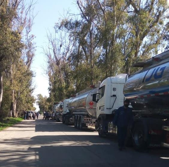 CORTE DE ENTRADA Y SALIDA DE CAMIONES EN EL INGRESO A LAS INDUSTRIAS QU&Iacute;MICAS