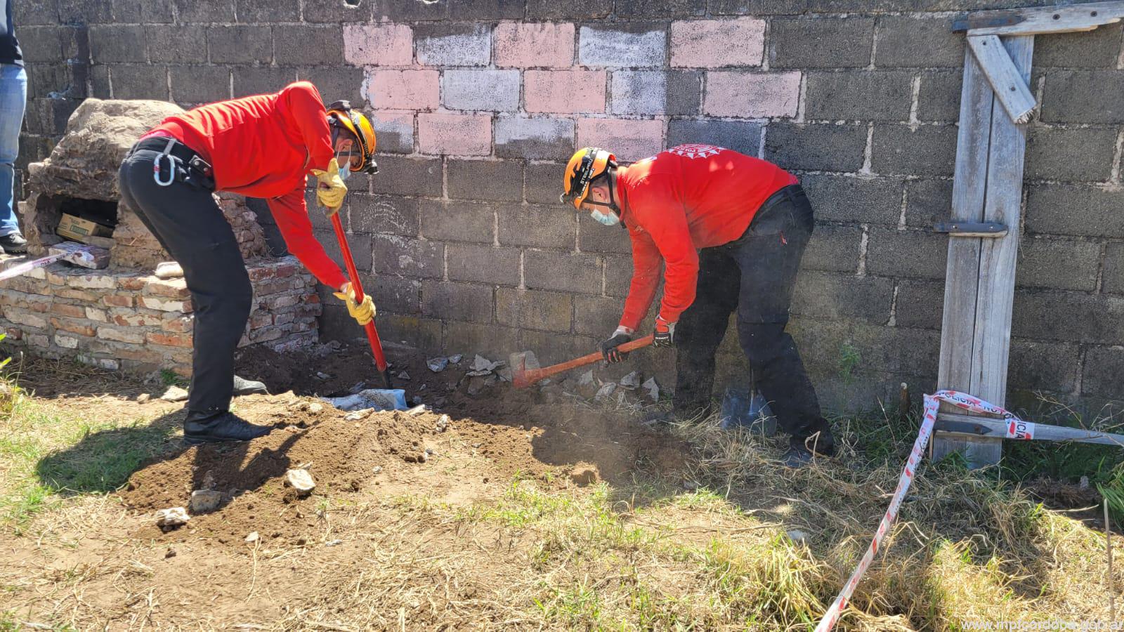 HALLARON UN CAD&Aacute;VER ENTERRADO EN EL PATIO DE UNA VIVIENDA DE BERROTAR&Aacute;N: UNA DETENIDA