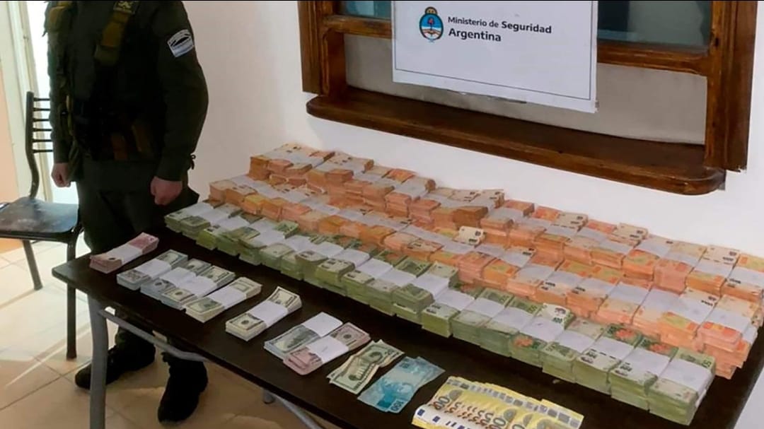 Le encontraron m&aacute;s de $33,6 millones debajo de los asientos a un empleado p&uacute;blico en un control vehicular