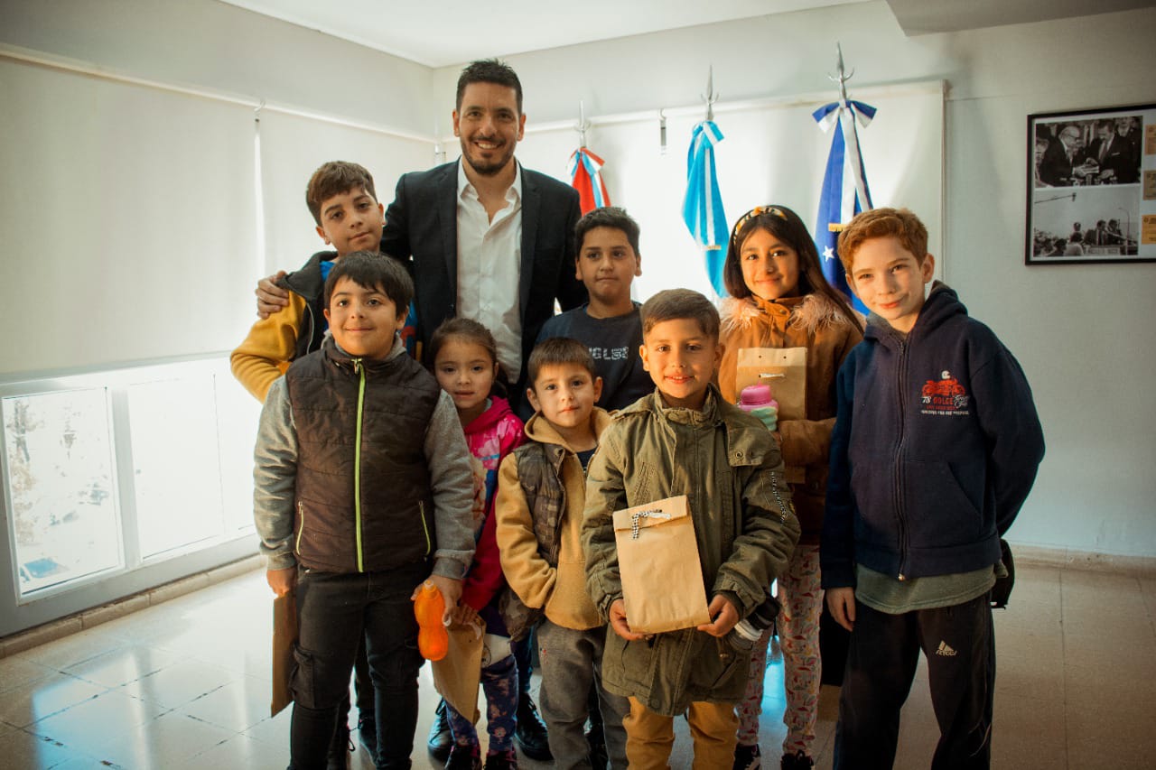 EL INTENDENTE RECIBI&Oacute; A LOS GANADORES DE LA ECOMASCOTA