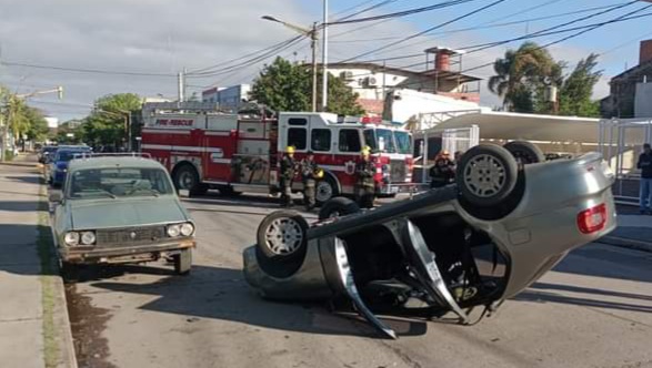 CHOQUE Y VUELCO EN BARRIO NORTE
