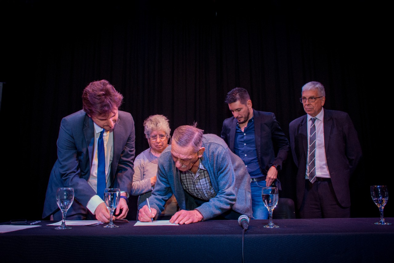 NUEVE VECINOS DE BARRIO SUR OBTUVIERON SUS ESCRITURAS