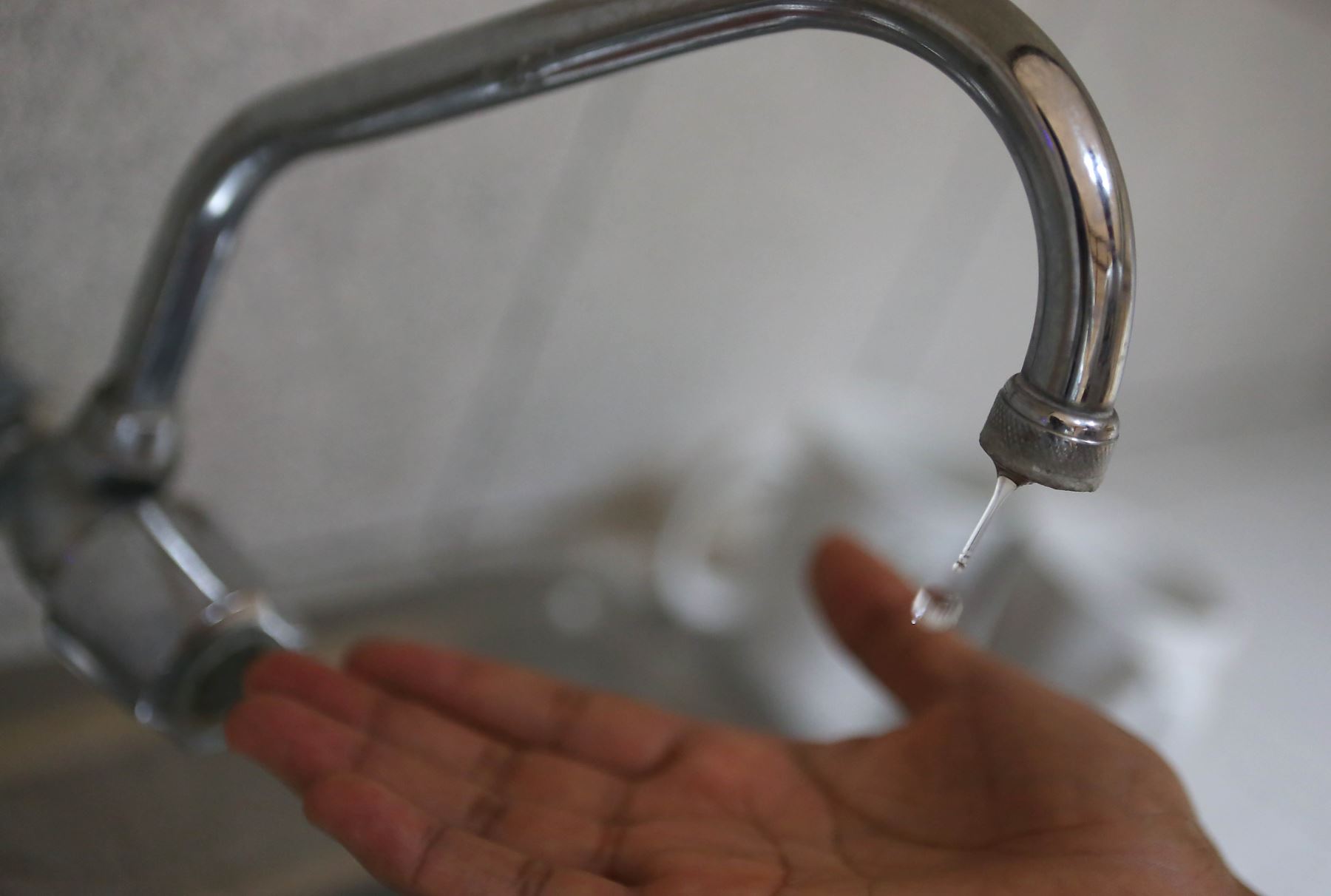 CORTE DE AGUA AFECTA A VARIOS BARRIOS POR ROTURA DE CA&Ntilde;ER&Iacute;A
