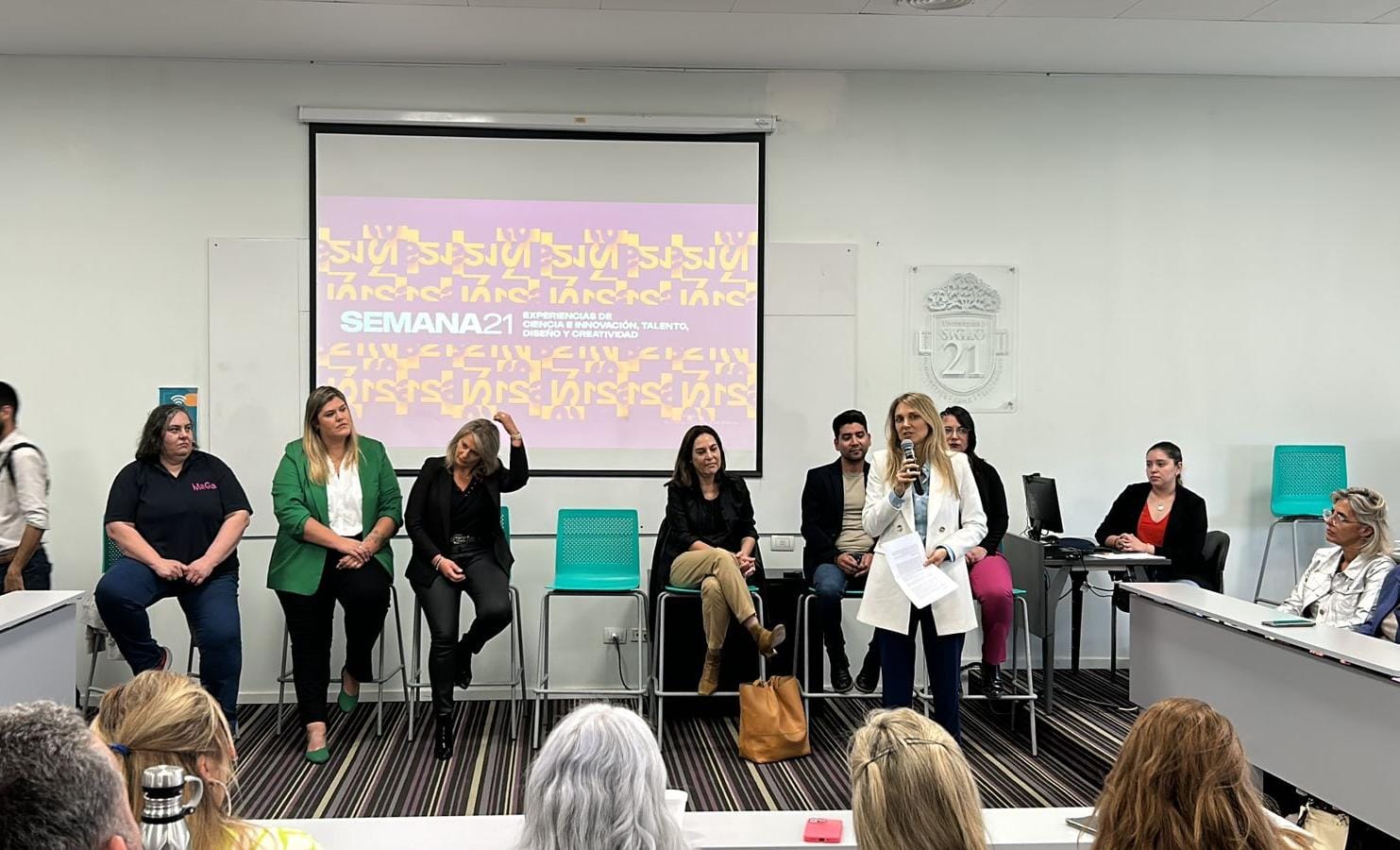 *Mujeres que hacen*, el encuentro en el que Gabriela Brouwer de Koning y Carla Carrizo, presentaron la Ley de Ventanilla &Uacute;nica Para Mujeres Emprendedoras (VUME).