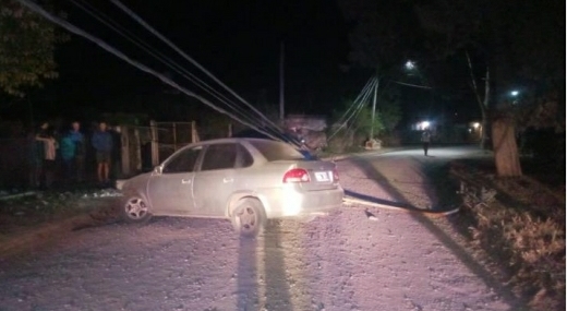 Parte policial: Un joven se descompuso e impact&oacute; contra un poste de tendido el&eacute;ctrico
