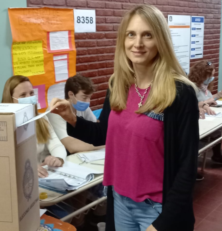 VOT&Oacute; GABRIELA BROUWER DE KONING *SI SE INCREMENTA LA CANTIDAD DE VOTANTES PODEMOS CONSEGUIR 6 BANCAS*