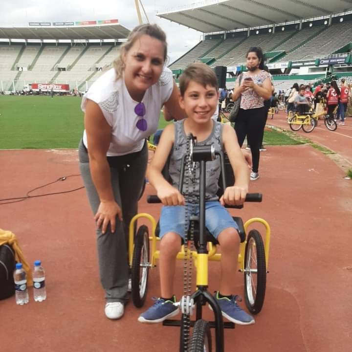 MARISA SANTI: FUE UNA EMOCI&Oacute;N MUY GRANDE QUE IAN RECIBIERA UNA BICICLETA