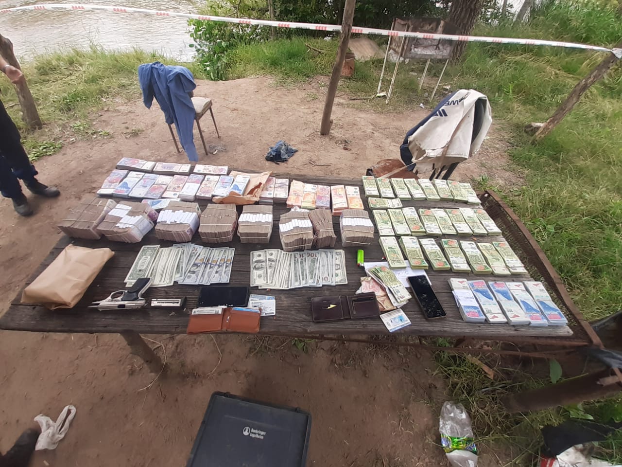 JAMES CRAIK: SECUESTRO DE PESOS, D&Oacute;LARES Y ARMA DE FUEGO 