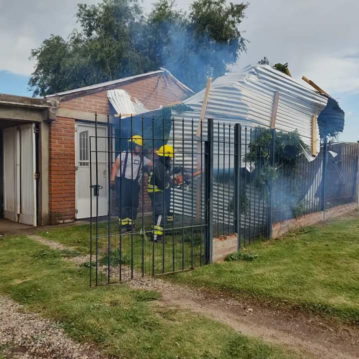 EMBALSE: HUBO VOLADURA DE TECHO, POSTES Y &Aacute;RBOLES CA&Iacute;DOS 