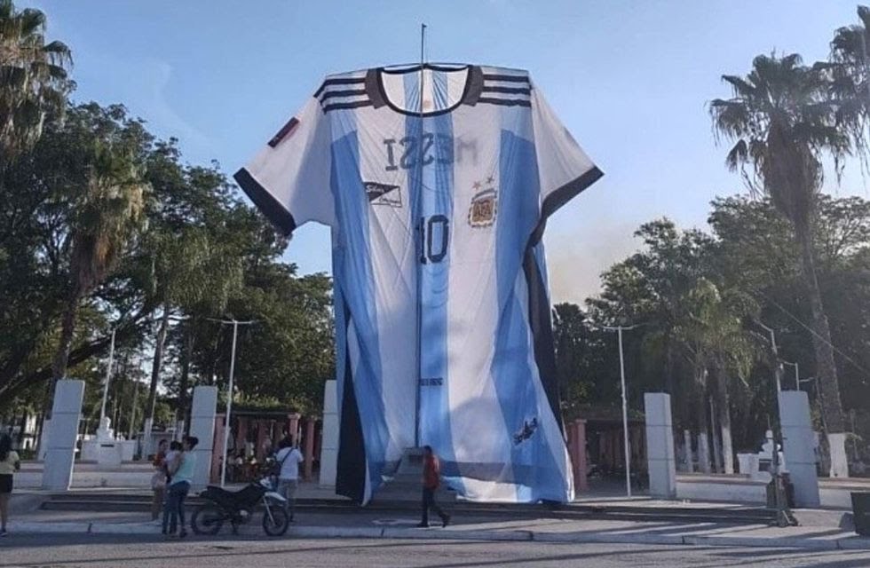 NOTICIAS + IVA : UNA FAMILIA DE SALTA CRE&Oacute; LA CAMISETA DE ARGENTINA M&Aacute;S GRANDE DEL MUNDO