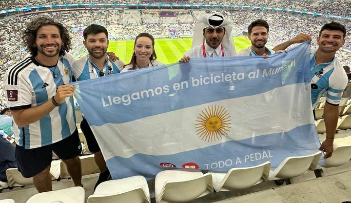 NOTICIAS + IVA : CORDOBESES QUE VIAJARON A QATAR EN BICICLETAS NOS COMENTAN SOBRE LOS PARTIDOS 