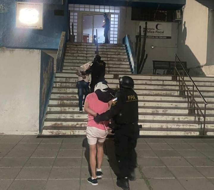 HERMANOS DETENIDOS POR COMERCIALIZAR ESTUPEFACIENTES EN DIVERSOS BARRIOS DE R&Iacute;O TERCERO