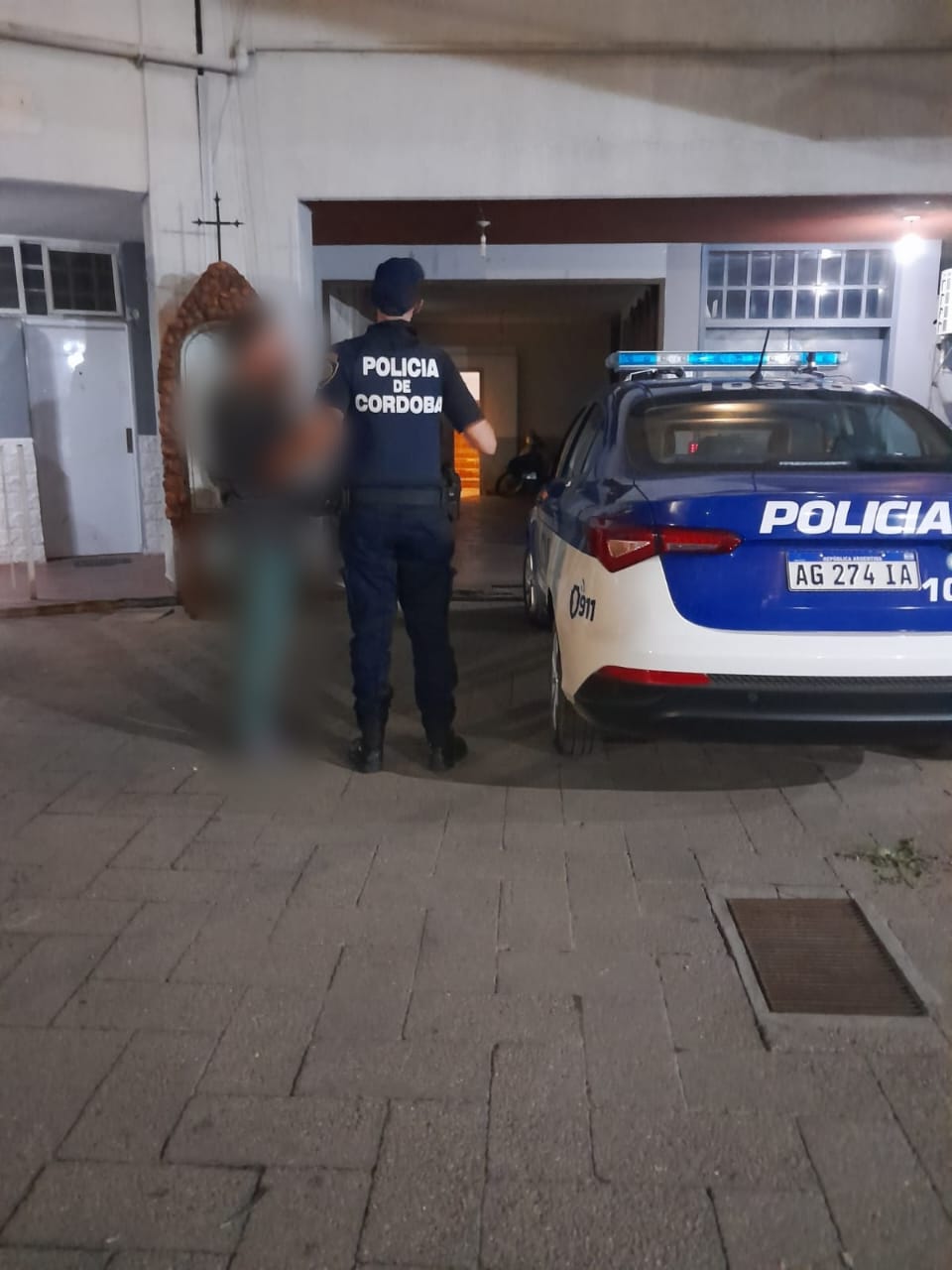 PARTE POLICIAL: MASCULINO FUE DETENIDO POR ROMPER UN VIDRIO DE UN LOCAL DE CELULARES