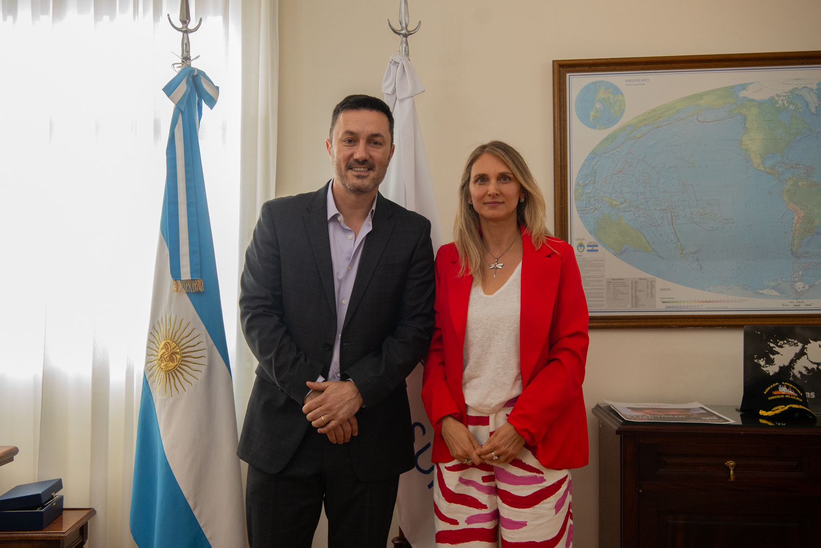 LA DIPUTADA GABRIELA BROUWER DE KONING, SE REUNI&Oacute; CON EL MINISTRO DE DEFENSA LUIS PETRI 