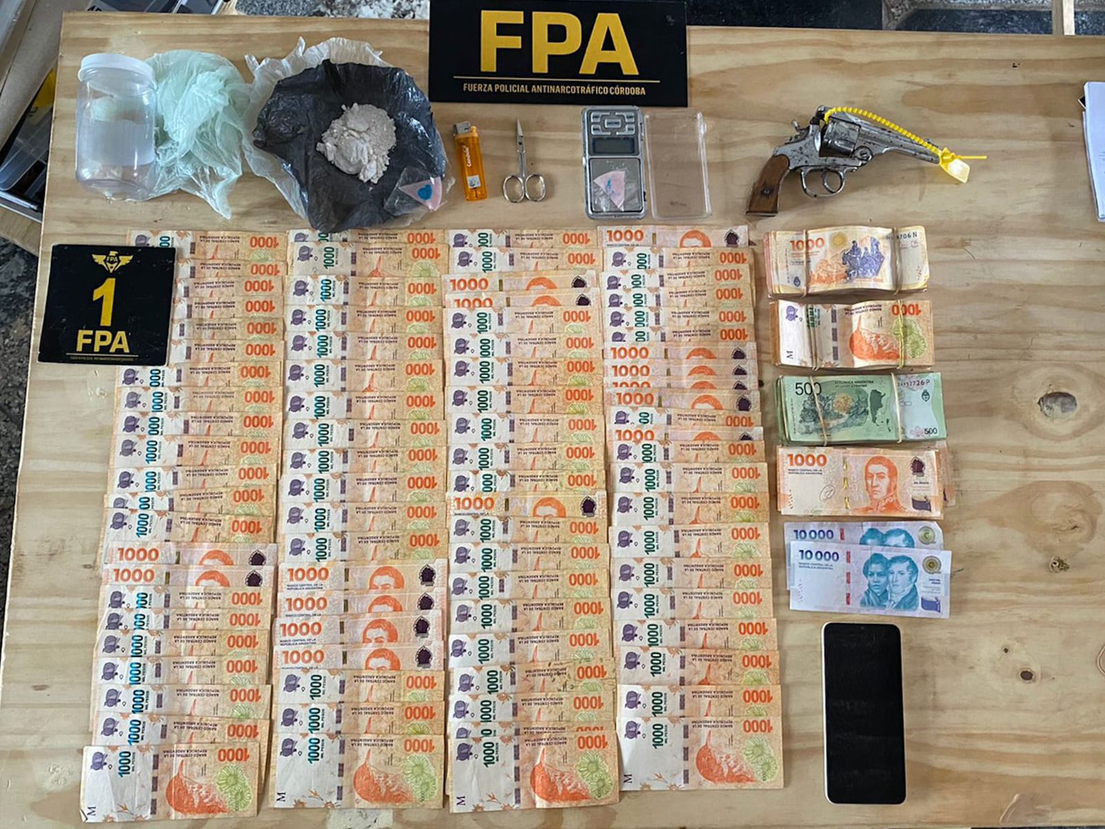 Fpa allanó una celda carcelaria y cerró dos puntos de venta en Villa María y Río Tercero. Dos detenidas