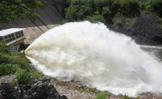 El embalse San Roque alcanzó su nivel máximo y mostró la *cola de novia*