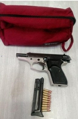 Parte policial: Dos mujeres fueron detenidas en Hernando por entregarle a un hombre un bolso con una pistola 